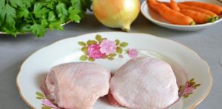 أفخاذ الدجاج المخبوزة مع البصل بورق الألمنيوم في الفرن
