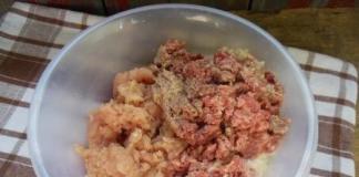 Koteleta nga mishi i pulës dhe derrit të grirë në furrë Koteleta nga fileto pule dhe derri