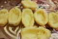 Gustung-gusto namin ang patatas: patatas na pinalamanan ng bacon at keso, inihurnong sa oven (recipe)