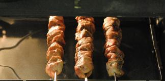 Shish kebab sa isang sibuyas na kama sa oven o manggas - isang ulam na nakakalito sa daliri!